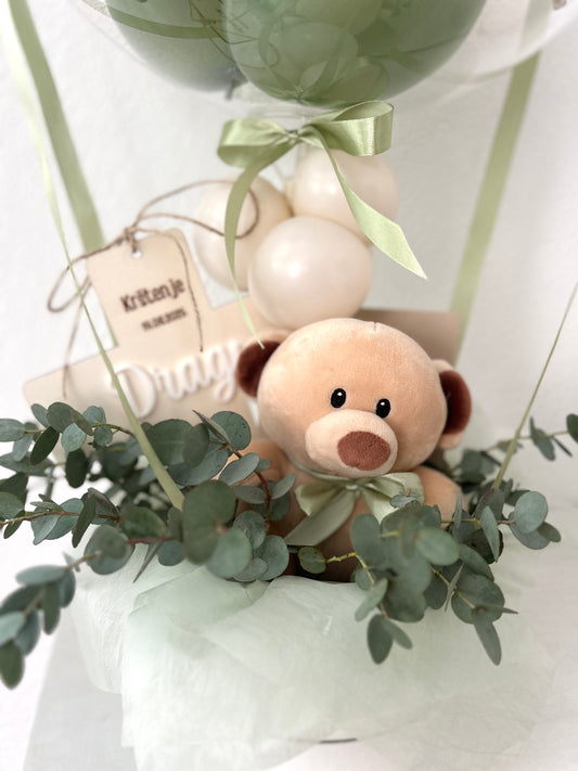 Ballongeschenk mit frischen Blumen