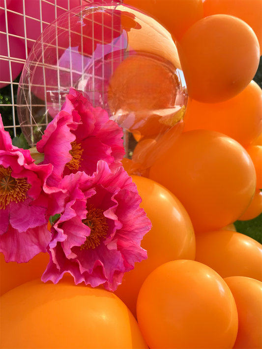 Ballondeko am Metallgitter