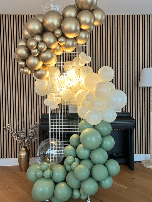 Ballondeko am Metallgitter