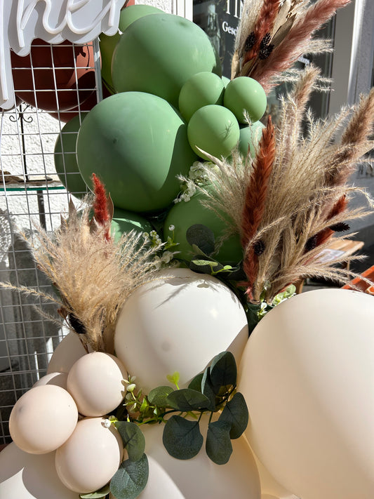 Ballongirlande am Metallgitter