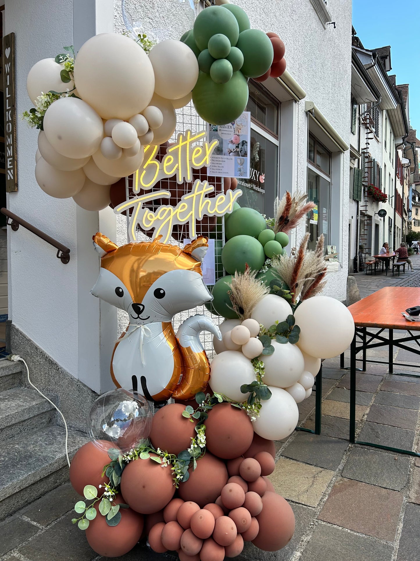 Ballongirlande am Metallgitter