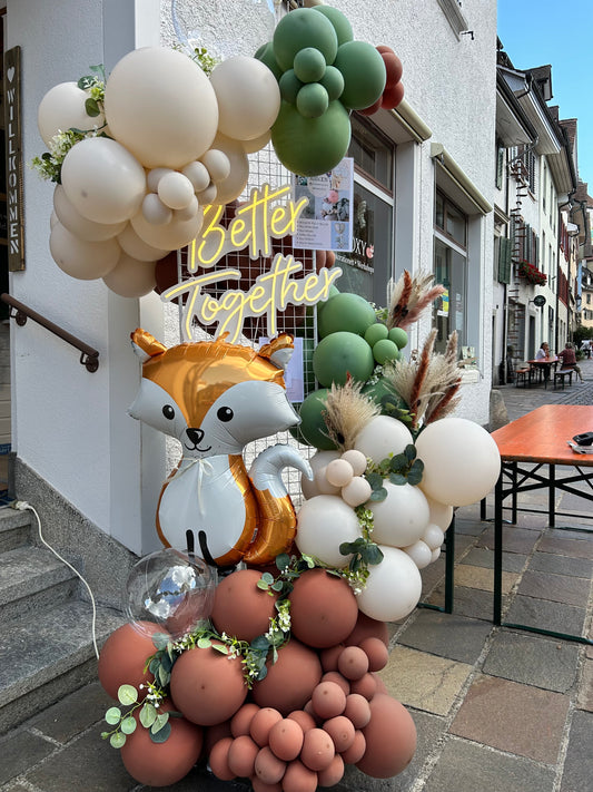 Ballongirlande am Metallgitter