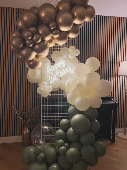 Ballondeko am Metallgitter